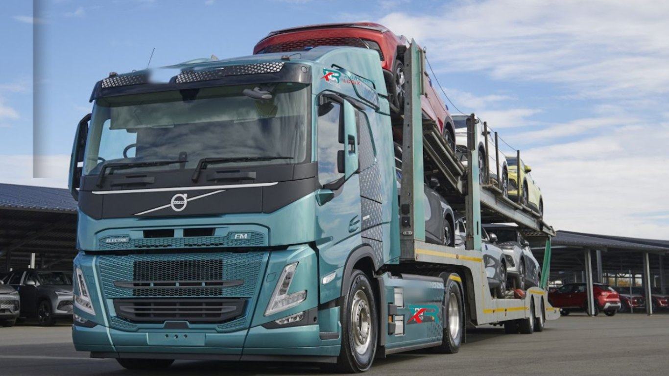 Vehicle transporter truck loaded with cars
